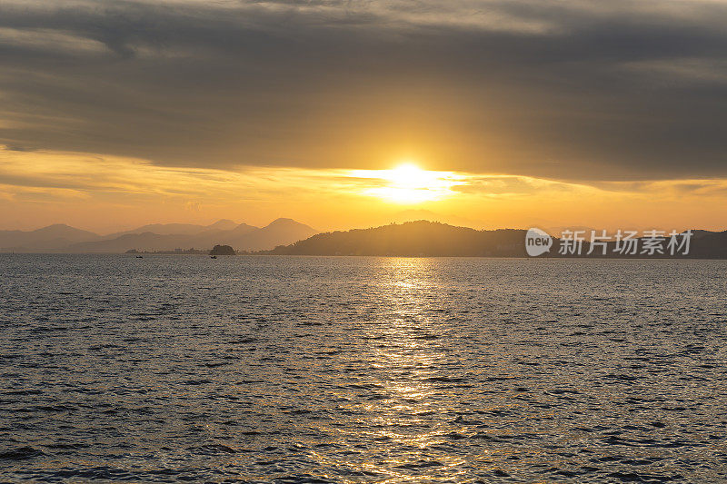 乐清湾日落海景。