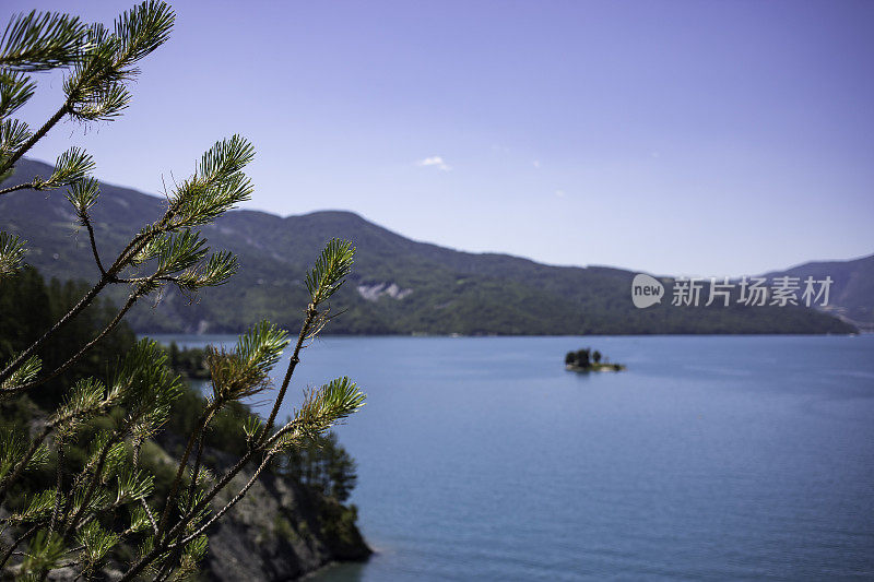 带教堂的山湖