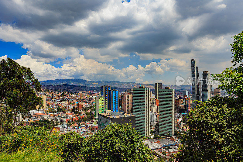 哥伦比亚波哥大——安第斯山脉上南美首都的高角度视角