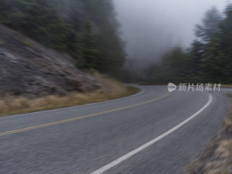 蜿蜒的公路在迷雾中穿过华盛顿州的霍雨林