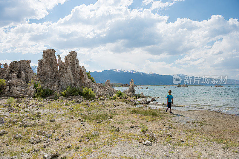 儿童徒步旅行和探索莫诺湖，加利福尼亚