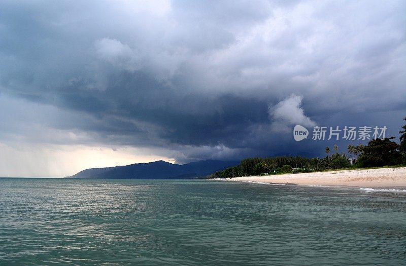 泰国坎诺姆的纳丹海滩遭遇风暴