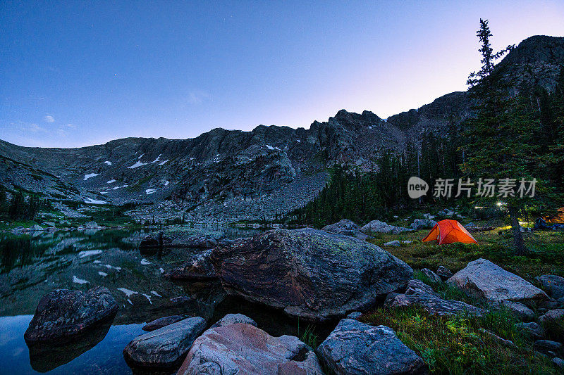 在高山湖露营的帐篷