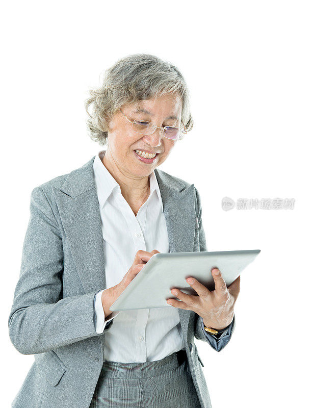 亚洲年长女商人手持平板电脑