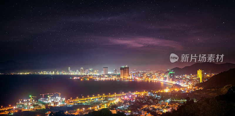 越南沿海城市芽庄，夜间。