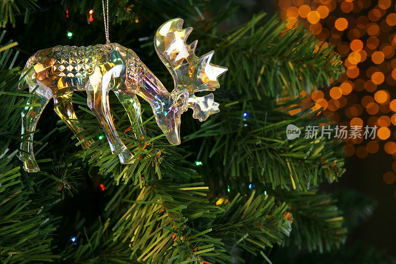 圣诞树装饰(玻璃鹿)与模糊的灯光