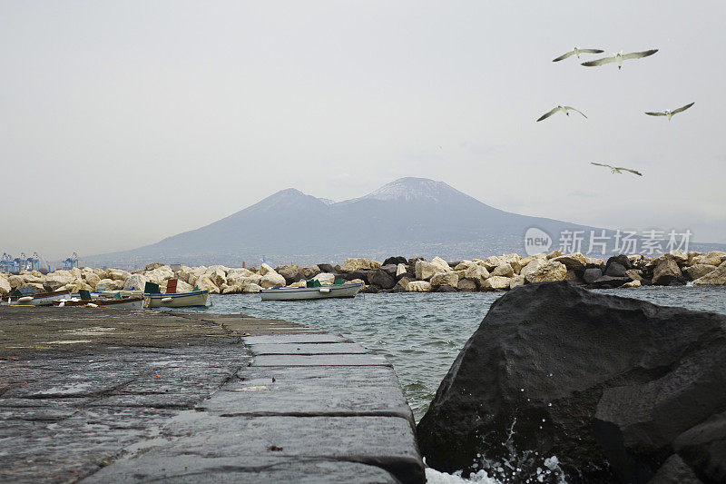 那不勒斯湾的维苏威火山，岩石和水花