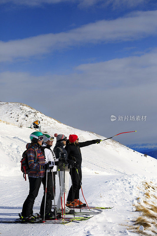 滑雪快乐的滑雪者班在山顶业余冬季运动高山滑雪。群滑雪者。最好的朋友，男人和女人，滑雪者享受阳光明媚的滑雪胜地。高山雪景。