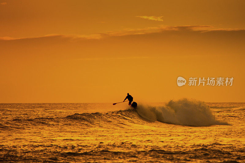 冲浪板在日落，Poipu海滩，考艾岛，夏威夷