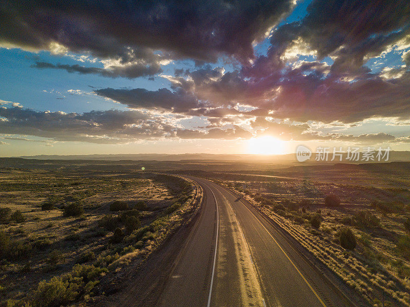 半卡车在州际公路黄昏与Cloudscape