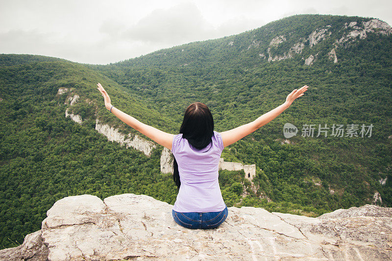 女人喜欢悬崖边的风景