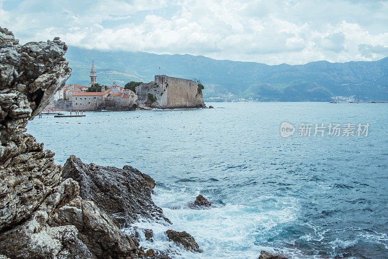 布德瓦黑山海岸美丽的蓝色海洋。