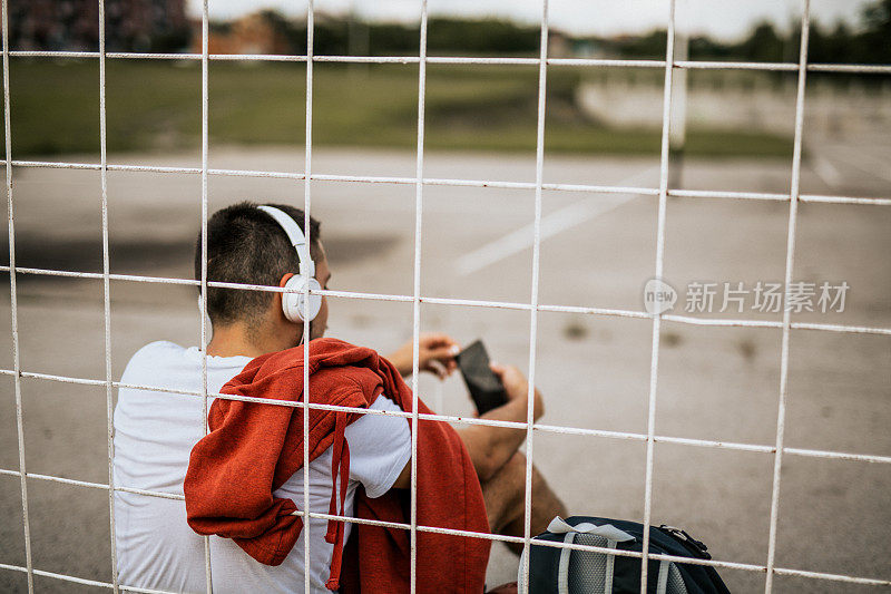 一个年轻人在他最喜欢的球场上打篮球