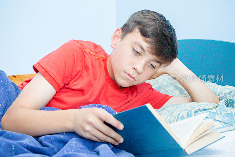 在读一本书的白人少年