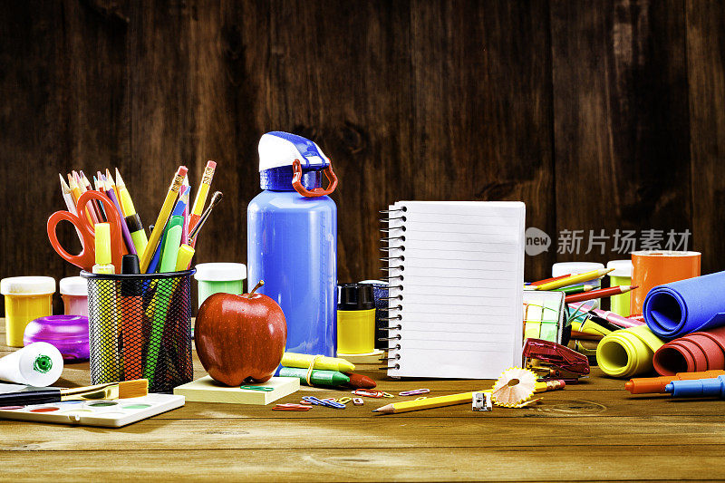 水平视图返回学校办公用品木桌上有苹果点心和笔记本