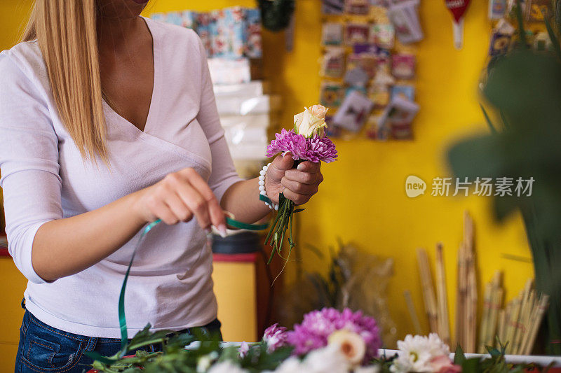 花商准备婚礼装饰