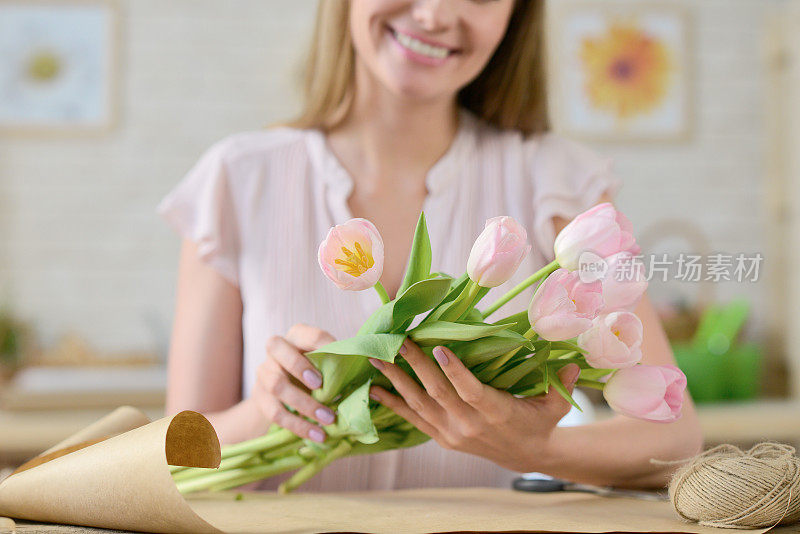 一个女人在包郁金香花