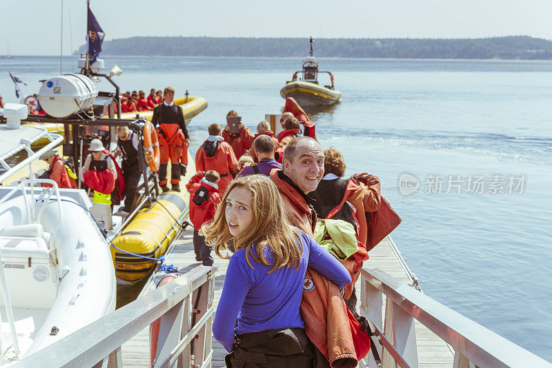 游客们乘坐黄道十二宫游轮观赏鲸鱼。
