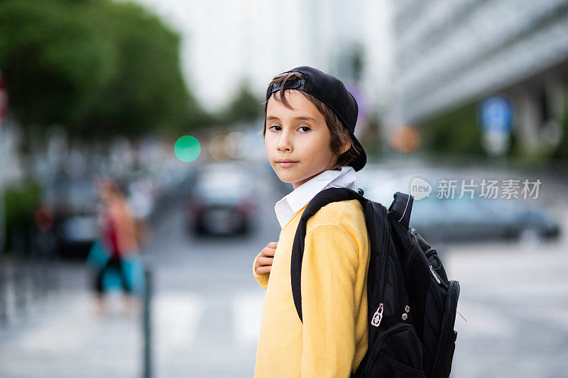 背着书包的小学生