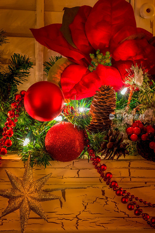 圣诞壁炉，饰有花环、红色装饰品、一品红和百叶窗(P)