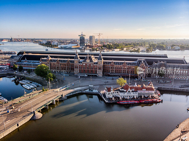 阿姆斯特丹中央火车站日出鸟瞰图