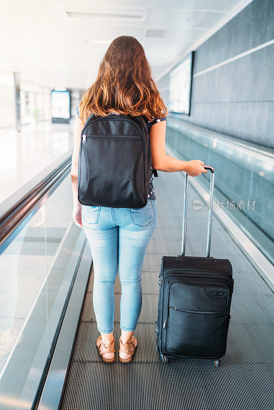 带着行李箱的旅客在机场的概念。年轻女孩带着行李和旅客在国际假期预订机票，在假期休息和放松。
