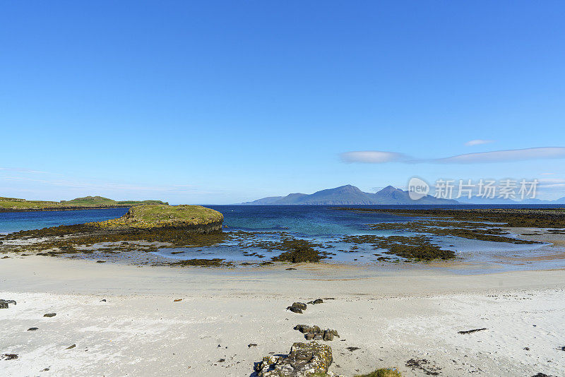 从Muck岛看到的Rum岛。两个岛屿都位于苏格兰北部西海岸外的内赫布里底群岛