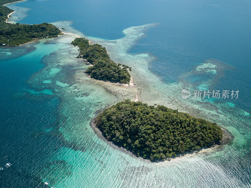 令人惊叹的无人机拍摄的热带岛屿和船在绿松石纯净的水。上图，拍摄于菲律宾群岛，亚洲。港口巴顿,巴拉望