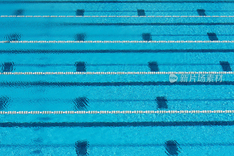 游泳池与蓝色的水运动游泳与轨道