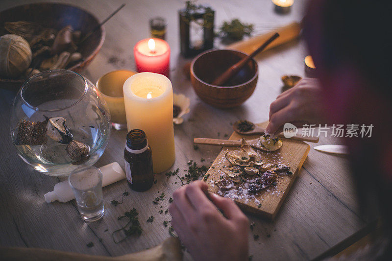 女人制作天然化妆品，俯视图