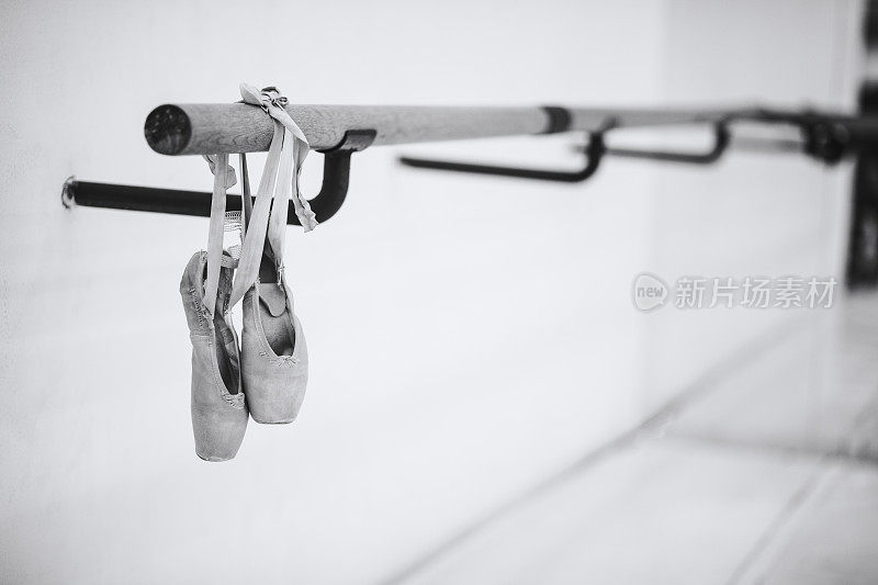 芭蕾舞鞋挂在木杆上