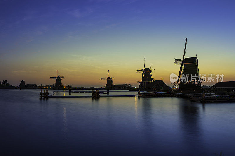 荷兰夜晚古老的风车景观(HDRi)