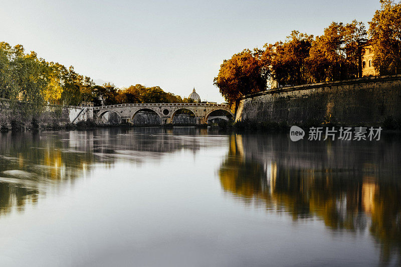 秋天从Trastevere俯瞰Lungotevere