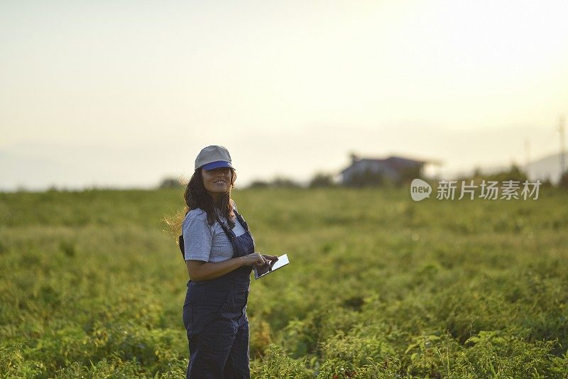 年轻女性农民与数字平板电脑