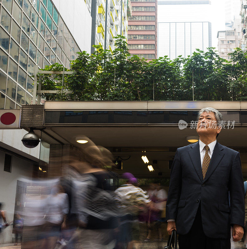 从人群中脱颖而出的资深亚洲商人