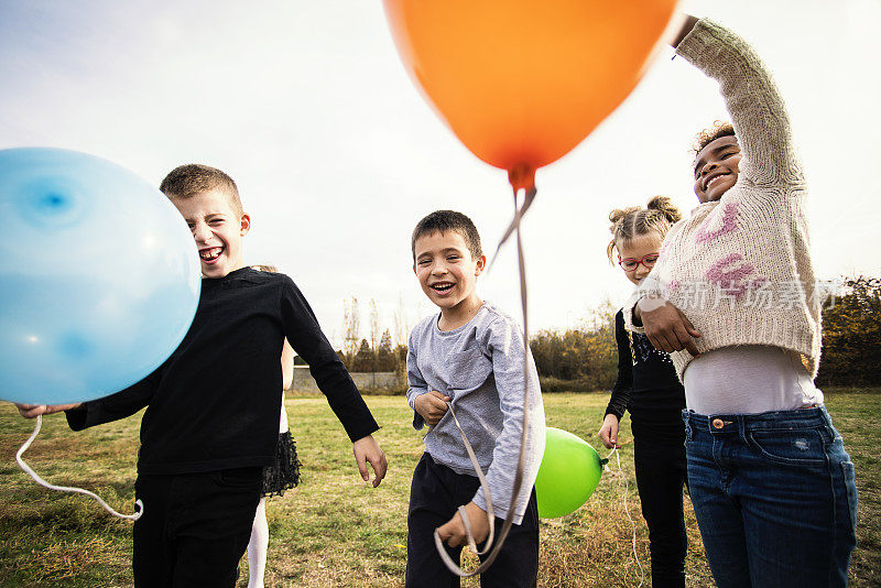 快乐的孩子们在玩气球