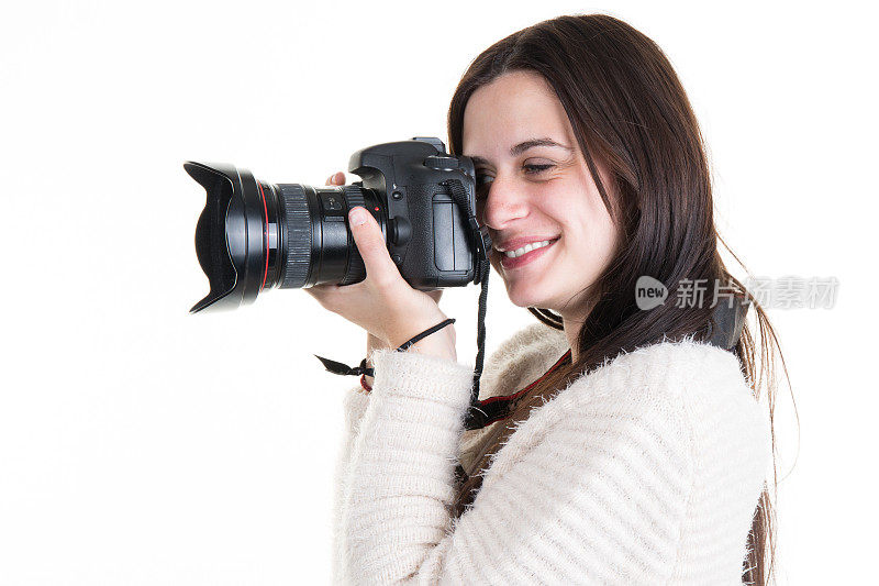 女摄影师在摄影棚里拍照的侧面图