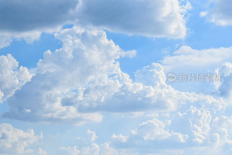 美丽的云彩在蓝天