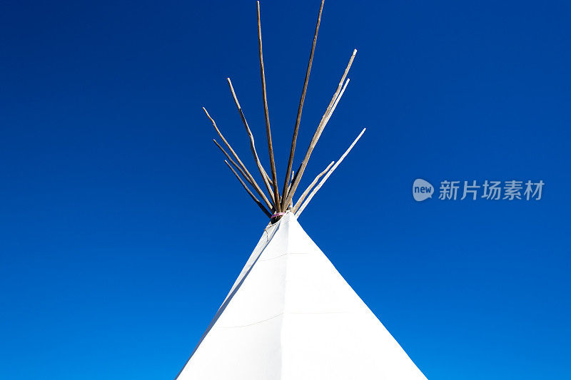 白色的帐篷(上部)映衬着充满活力的蓝天