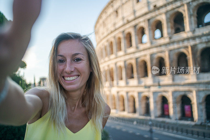 一名女子在罗马自拍