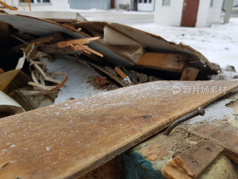 旧木板，修理和建筑废料