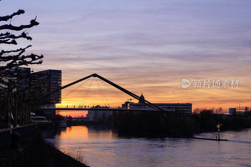 莱茵河上的步行桥，Düsseldorf媒体港(媒体港)日落