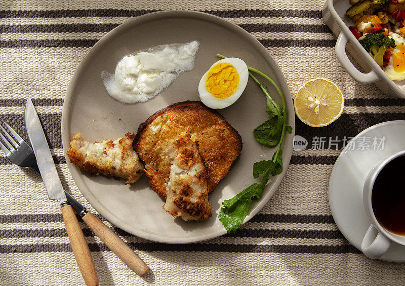 创意自制早午餐:飞鸟图案，黄油吐司，煎鱼片和煮鸡蛋