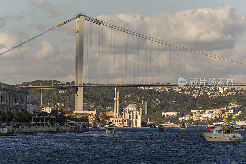 土耳其伊斯坦布尔博斯普鲁斯桥上的Ortakoy清真寺