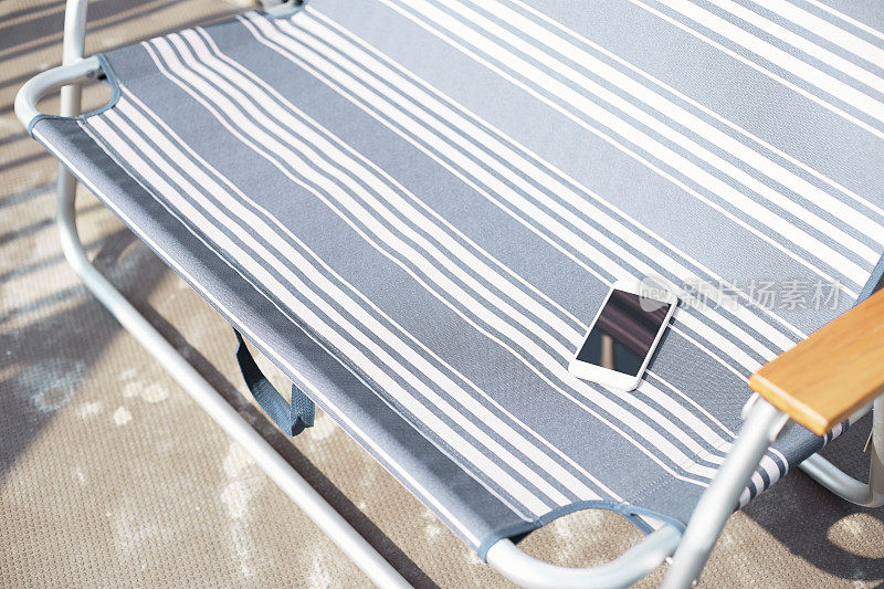 把智能手机放在太阳下的长椅上