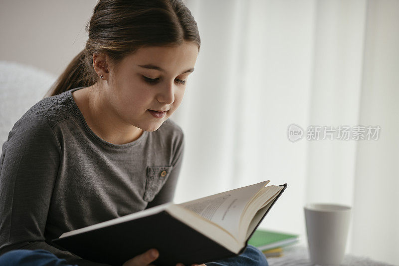 小女孩在家里看书
