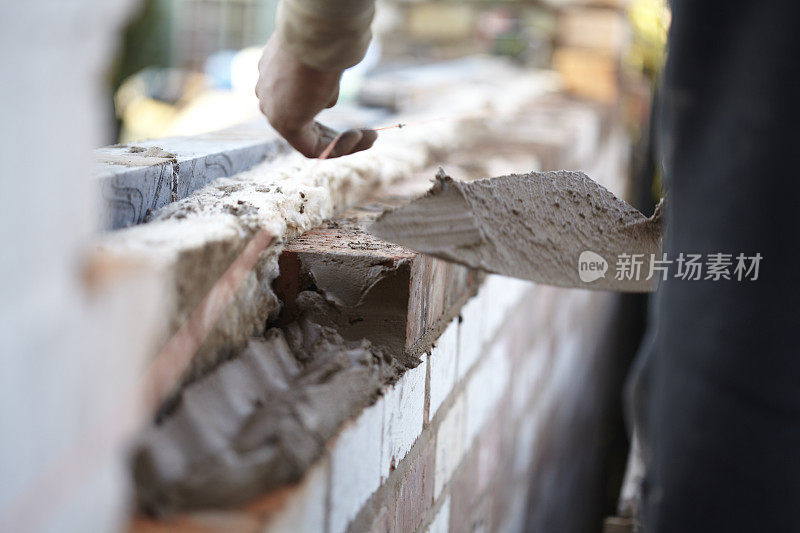 砖匠用再生砖建造新的扩建部分