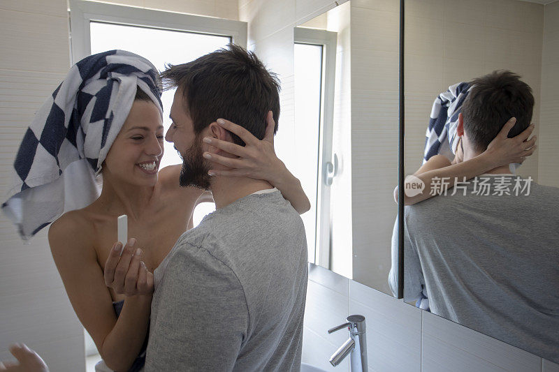 清晨，年轻夫妇在浴室里准备