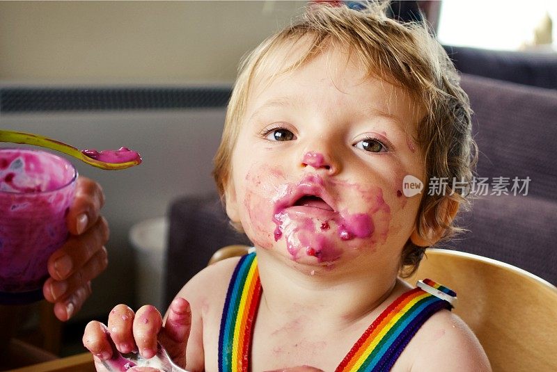 儿童覆盖在浆果酸奶