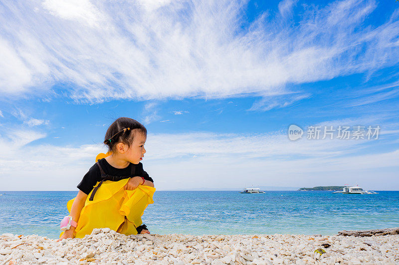 一个小女孩在沙滩上玩耍